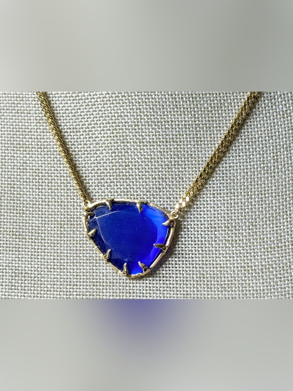 Kendra Scott Vintage Merritt Gold Necklace in Cobalt